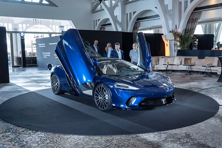  Siêu xe McLaren GT mới vừa chính thức ra mắt thị trường thế giới vào giữa tháng 5/2019 vừa qua, chỉ 2 tuần sau đó, chiếc xe này đáp chuyến bay đặc biệt đến thị trường châu Á để trình làng với giới nhà giàu tại đây.