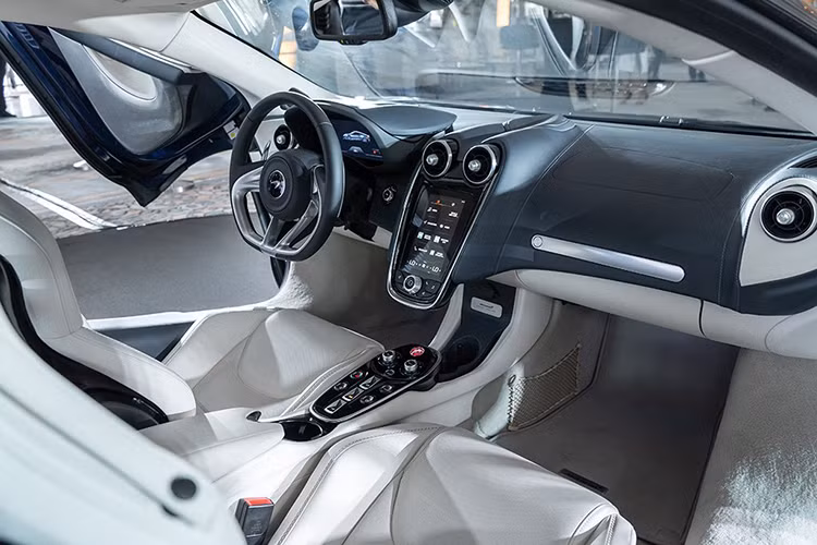 Bên trong nội thất, McLaren GT được trang bị hệ thống giải trí hiện đại nhất hiện nay. Các ghế ngồi được phát triển giúp người lái cảm thấy thoải mái dù trên hành trình dài hay đi trong đường phố. Cách âm của McLaren GT cực tốt và hệ thống treo Optimal Control Theory vốn có trên chiếc 720S cũng được áp dụng cho mẫu siêu xe Grand Touring này.
