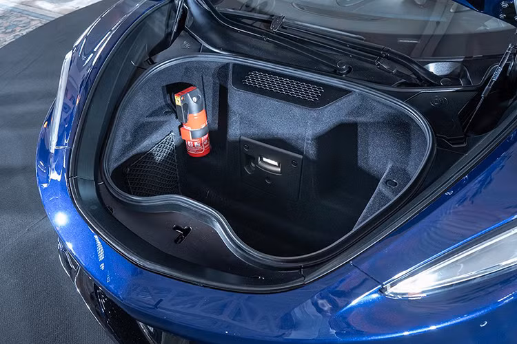 Động cơ trên siêu xe McLaren GT sẽ đi kèm với hộp số ly hợp kép 7 cấp, nhờ đó, mẫu siêu xe Grand Touring nhà McLaren có thể hoàn thành việc tăng tốc từ vị trí xuất phát lên 100 km/h chỉ trong thời gian 3,2 giây, thêm 5,8 giây nữa, McLaren GT sẽ đạt tốc độ 200 km/h trước khi cán mốc tốc độ tối đa là 326 km/h. 