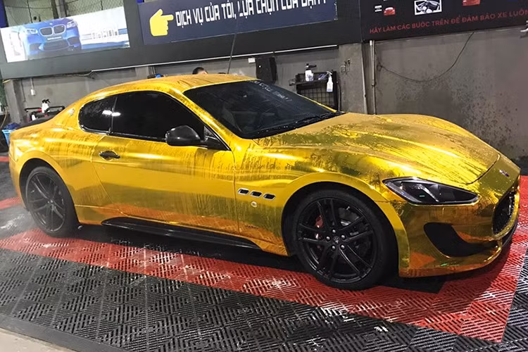 Bằng cách thay đổi màu sơn của chiếc Maserati GranTurismo MC Sportline mới theo phương pháp dán đề-can màu, ngoại thất mới của chiếc xe thể thao hạng sang này trông chẳng khác gì những chiếc xe mạ vàng.
