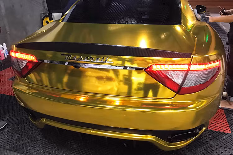 Bên cạnh bộ áo "dát vàng", ngoại thất chiếc xe thể thao hạng sang Maserati GranTurismo MC Sportline đời 2018 này còn có nhiều chi tiết bằng sợi carbon, mâm 5 chấu kép sơn màu than mờ 20 inch mang tên gọi "MC Matte Graphite" và kết hợp cùng cùm phanh màu đỏ vô cùng nổi bật.