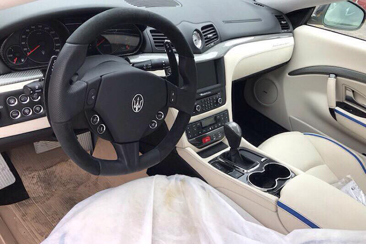 Bên trong khoang lái chiếc Maserati GranTurismo MC Sportline đời 2018 độc nhất vô nhị tại Việt Nam có nội thất bọc da màu kem đi kèm các điểm nhấn với sọc màu xanh dương và cả nhiều chi tiết bên trong khoang lái bằng sợi carbon. Ngoài ra, xe còn sở hữu hệ thống âm thanh Bose, điều hòa tự động 2 vùng, điều khiển giọng nói, ổ cứng 30 Gb...
