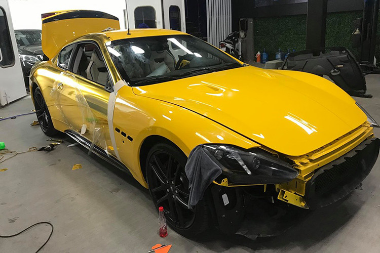 Cụ thể, chiếc xe đã được chủ nhân thay bộ áo crom vàng óng. Lý do chính là vì chủ nhân chiếc xe này từng sống ở Dubai nhiều năm nên đã quen với việc các chiếc siêu xe mạ vàng của giới nhà giàu Trung Đông. 