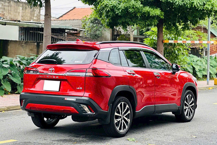 Về Toyota Corolla Cross 1.8V 2022, nó được người dùng đánh giá cao nhờ sở hữu thiết kế ngoại thất tinh tế và nội thất hiện đại cùng nhiều tính năng an toàn cao cấp. Xe được phát triển trên nền tảng khung gầm toàn cầu TNGA-C của Toyota, kích thước tổng thể dài x rộng x cao lần lượt là 4.460 x 1.825 x 1.620 (mm), chiều dài cơ sở đạt 2.640 mm, khoảng sáng gầm ở mức 161 mm.