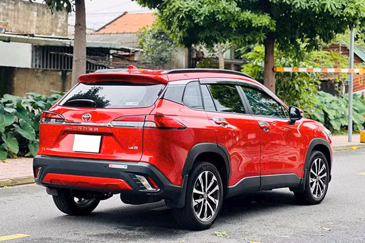 Về Toyota Corolla Cross 1.8V 2022, nó được người dùng đánh giá cao nhờ sở hữu thiết kế ngoại thất tinh tế và nội thất hiện đại cùng nhiều tính năng an toàn cao cấp. Xe được phát triển trên nền tảng khung gầm toàn cầu TNGA-C của Toyota, kích thước tổng thể dài x rộng x cao lần lượt là 4.460 x 1.825 x 1.620 (mm), chiều dài cơ sở đạt 2.640 mm, khoảng sáng gầm ở mức 161 mm.