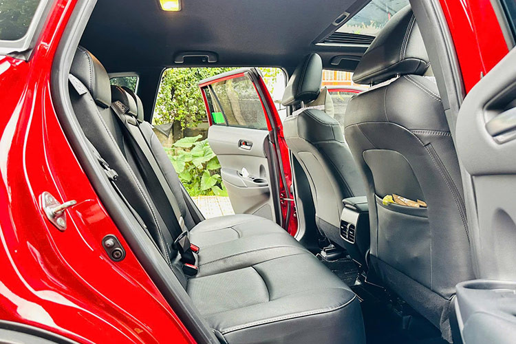 Đặc biệt, xe còn được cung cấp gói Toyota Safety Sense (TSS) bao gồm các tính năng an toàn tiên tiến như ga hành trình thông minh, cảnh báo điểm mù, cảnh báo tiền va chạm và cảnh báo lệch làn.