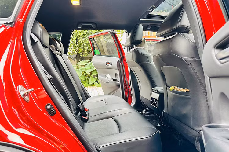 Đặc biệt, xe còn được cung cấp gói Toyota Safety Sense (TSS) bao gồm các tính năng an toàn tiên tiến như ga hành trình thông minh, cảnh báo điểm mù, cảnh báo tiền va chạm và cảnh báo lệch làn.