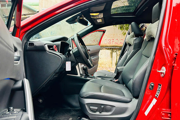 Về an toàn, Corolla Cross 1.8V được trang bị 7 túi khí, camera lùi, ga tự động, chống bó cứng phanh ABS, phân phối lực phanh điện tử EBD, hỗ trợ phanh khẩn cấp, cân bằng điện tử, chống trượt và hỗ trợ khởi hành ngang dốc.