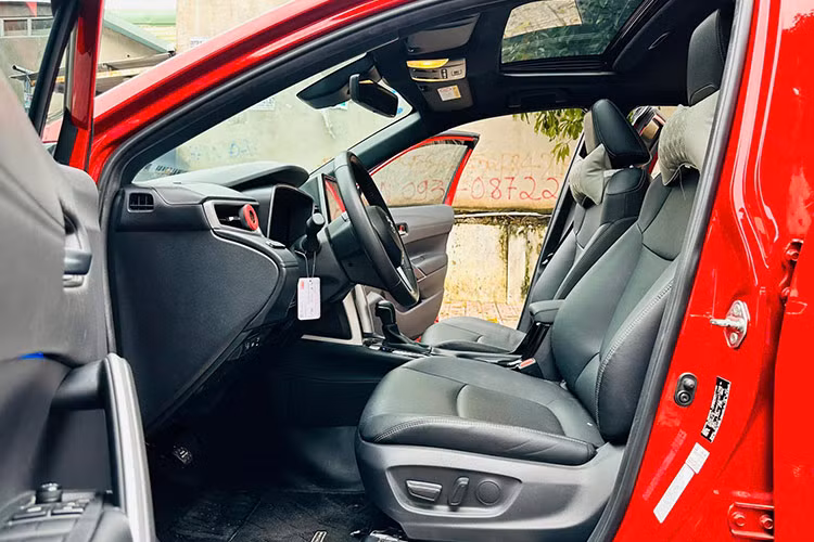 Về an toàn, Corolla Cross 1.8V được trang bị 7 túi khí, camera lùi, ga tự động, chống bó cứng phanh ABS, phân phối lực phanh điện tử EBD, hỗ trợ phanh khẩn cấp, cân bằng điện tử, chống trượt và hỗ trợ khởi hành ngang dốc.