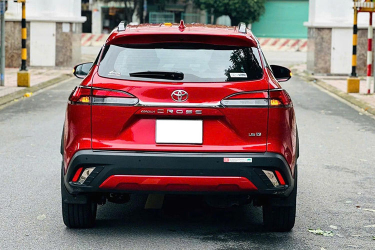 Được biết, ở thời điểm mua mới, mức giá xe Toyota Corolla Cross 2022 bản 1.8V có giá niêm yết là 846 triệu đồng. Tính thêm chi phí lăn bánh, tổng số tiền mua xe có thể lên tới hơn 900 triệu đồng.