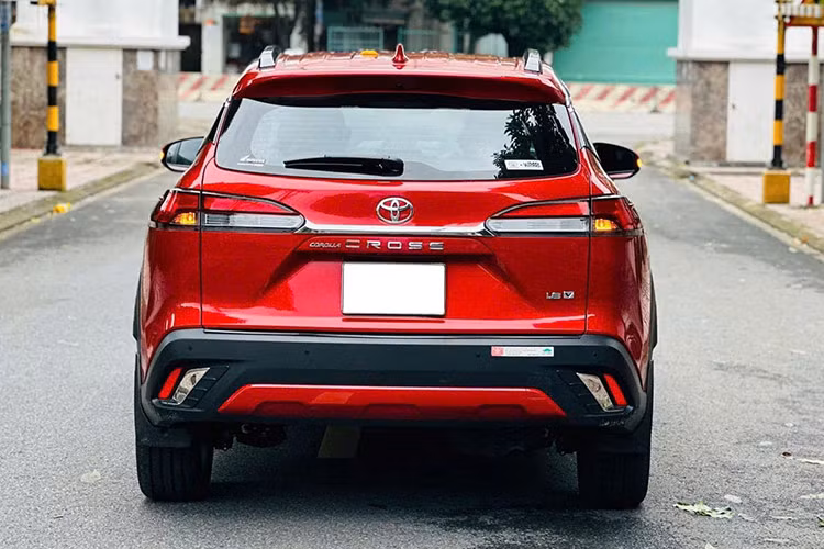 Được biết, ở thời điểm mua mới, mức giá xe Toyota Corolla Cross 2022 bản 1.8V có giá niêm yết là 846 triệu đồng. Tính thêm chi phí lăn bánh, tổng số tiền mua xe có thể lên tới hơn 900 triệu đồng.