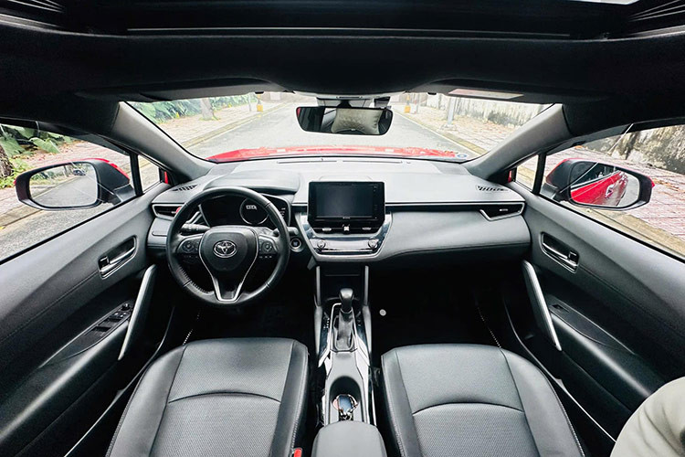 Bên trong cabin, Toyota Corolla Cross 1.8V sở hữu vô lăng 3 chấu, cụm đồng hồ tốc độ dạng màn hình màu TFT 7 inch, màn hình giải trí 9 inch, sạc điện thoại không dây, hệ thống điều hòa tự động 2 vùng độc lập, dàn âm thanh 6 loa,...