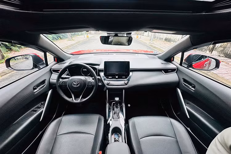 Bên trong cabin, Toyota Corolla Cross 1.8V sở hữu vô lăng 3 chấu, cụm đồng hồ tốc độ dạng màn hình màu TFT 7 inch, màn hình giải trí 9 inch, sạc điện thoại không dây, hệ thống điều hòa tự động 2 vùng độc lập, dàn âm thanh 6 loa,...