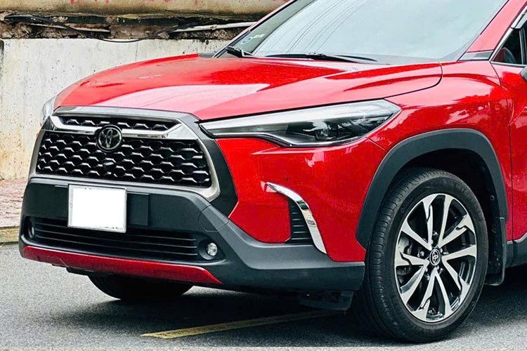 Ở ngoại thất, đầu xe nổi bật với cụm lưới tản nhiệt cỡ lớn màu đen bóng, đèn pha và sương mù LED, cùng với cản trước cỡ lớn và ốp cản sơn bạc. Ngoài ra, xe còn được trang bị gương chiếu hậu điều chỉnh/gập điện tích hợp camera lề, bộ mâm 5 chấu kép hình chữ "V", đèn hậu LED.