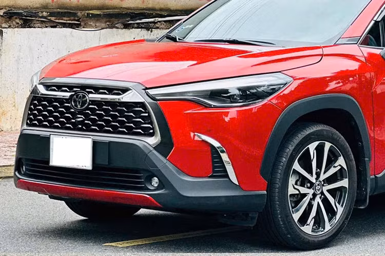 Ở ngoại thất, đầu xe nổi bật với cụm lưới tản nhiệt cỡ lớn màu đen bóng, đèn pha và sương mù LED, cùng với cản trước cỡ lớn và ốp cản sơn bạc. Ngoài ra, xe còn được trang bị gương chiếu hậu điều chỉnh/gập điện tích hợp camera lề, bộ mâm 5 chấu kép hình chữ "V", đèn hậu LED.