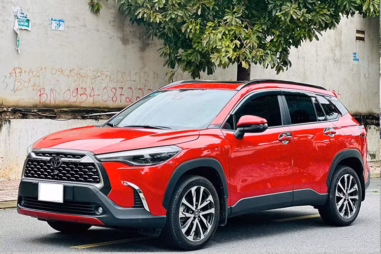  Toyota Corolla Cross tại Việt Nam là một trong những mẫu SUV cỡ B rất được người dùng Việt ưa chuộng bởi nó mang thương hiệu "thiện lành", dù giá xe khá cao so với mặt bằng chung của phân khúc. Hiện tại, có rất nhiều bài đăng rao bán Toyota Corolla Cross trên sàn xe cũ với nhiều mức giá và tình trạng khác nhau.