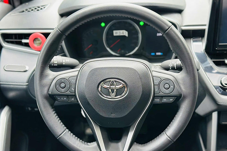 Toyota Corolla Cross 1.8V sử dụng động cơ xăng 1.8L 4 xy lanh, Dual VVT-i, sản sinh công suất tối đa 140 mã lực tại vòng tua 6.000 vòng/phút và mô-men xoắn cực đại 177 Nm tại 4.000 vòng/phút. Đi kèm hộp số vô cấp Super CVT-i và hệ dẫn động cầu trước.