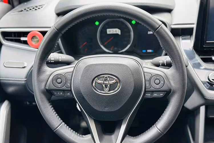 Toyota Corolla Cross 1.8V sử dụng động cơ xăng 1.8L 4 xy lanh, Dual VVT-i, sản sinh công suất tối đa 140 mã lực tại vòng tua 6.000 vòng/phút và mô-men xoắn cực đại 177 Nm tại 4.000 vòng/phút. Đi kèm hộp số vô cấp Super CVT-i và hệ dẫn động cầu trước.