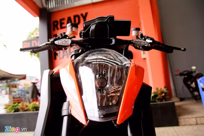 Thiết kế của 1290 Super Duke R dựa trên hình dáng chung của dòng xe đình đám Duke nhà KTM, nhưng nó đã được nâng cấp nhiều yếu tố cho xứng với vị thế của của một người anh cả của dòng naked-bike đình đám nước Áo.