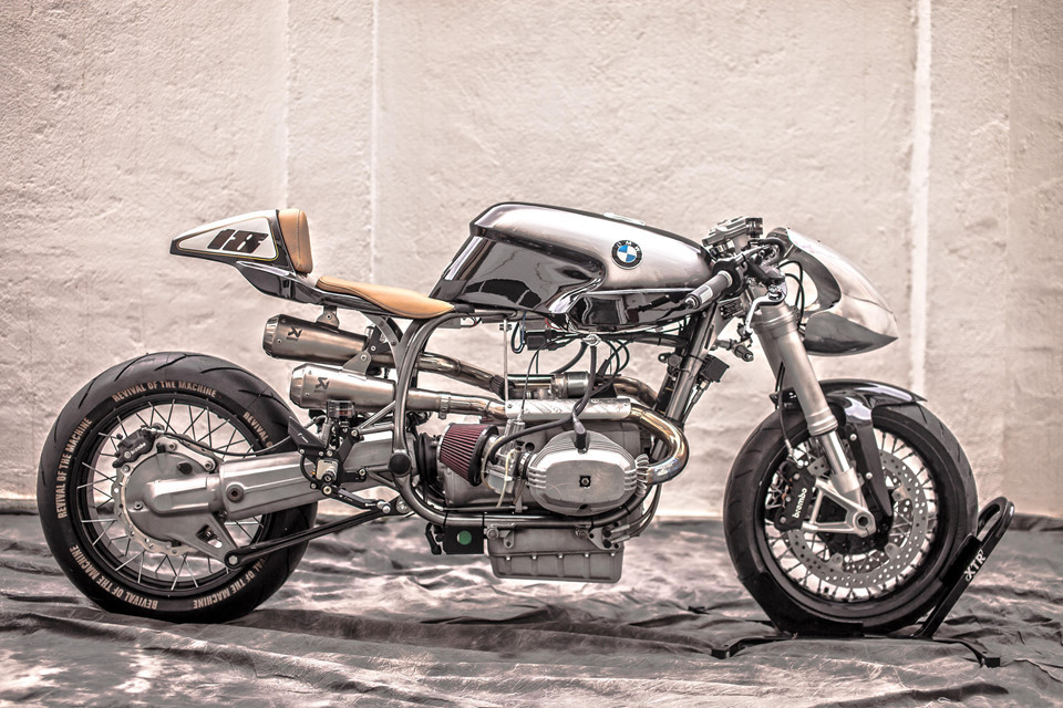 Chiếc xe được sử dụng để độ là BMW R100 RS được phát triển bởi Hans Muth, một nhân vật có tầm quan trọng trong lịch sử của BMW, Ford và Suzuki. Hans góp công lớn trong việc thiết kế Ford Capri, sau đó là chiếc xe mang tính biểu tượng Suzuki Katana.