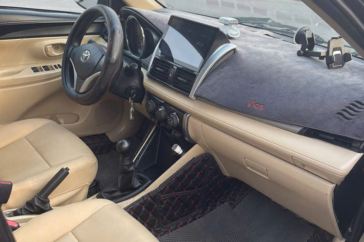 Kích thước tổng thể của xe gồm chiều dài 4.410 mm, rộng 1.700 mm và cao 1.475 mm với chiều dài cơ sở 2.550 mm. Nhờ thiết kế hợp lý, Vios 2014 trông bề thế hơn từ bên ngoài, trong khi không gian nội thất lại được mở rộng mang đến sự thoải mái đáng kể.