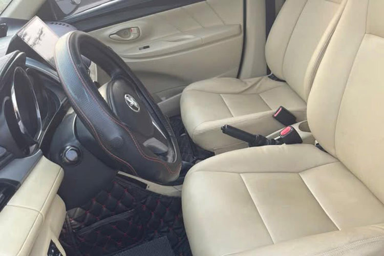 Vios 2014 cũng được nâng cấp toàn diện với thiết kế hiện đại và bắt mắt hơn. Tuy nhiên, chất liệu vẫn ở mức trung bình, phù hợp với phân khúc xe hạng B. Các chi tiết như đường chỉ nổi bật trên táp-lô tạo cảm giác cao cấp nhưng thực tế đây chỉ là nhựa giả da. Một thay đổi đáng chú ý là cụm đồng hồ hiển thị đã trở lại vị trí ngay phía trước vô lăng, giúp người lái dễ dàng quan sát.