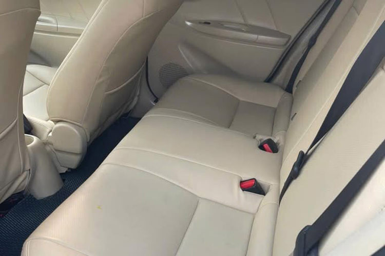 Vios 2014 có hai phiên bản động cơ chính: 1.5G và 1.5E. Cả hai đều sử dụng động cơ 1.5L với công suất 107 mã lực và mô-men xoắn cực đại 141 Nm. Điểm khác biệt nằm ở hộp số: phiên bản 1.5G sử dụng hộp số tự động 4 cấp, trong khi 1.5E trang bị hộp số sàn 5 cấp. Toyota đã tối ưu hóa động cơ và hộp số, đảm bảo hiệu suất ổn định mà không cần thay đổi lớn.