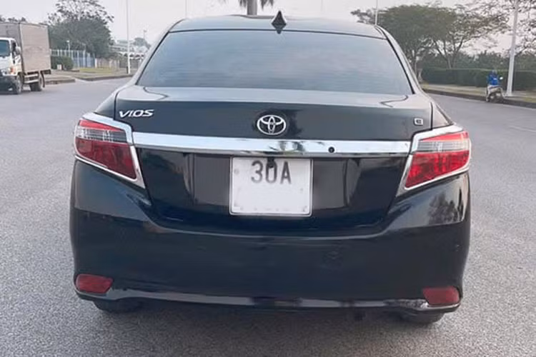 Ở cấp thấp hơn, phiên bản 1.3J với động cơ 1.3L (84 mã lực) đã được cắt giảm nhiều trang bị như đèn sương mù, gương gập điện cũng như các tính năng an toàn như ABS, EBD và BA. Hiệu năng của Vios 1.3J tuy đủ để đáp ứng nhu cầu di chuyển cơ bản nhưng không thể so sánh với hai phiên bản 1.5 về khả năng tăng tốc hay tốc độ.