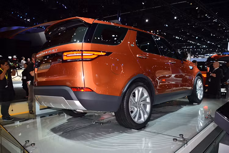 Khách hàng tại Mỹ sẽ có hai lựa chọn động cơ cho Land Rover Discovery 2017 đó là động cơ xăng tăng áp V6 dung tích 3.0 lít với 335 mã lực và một động cơ dầu V6 3.0L sản sinh 254 mã lực. Riêng động cơ chạy xăng trên Discovery mới, Land Rover cũng chia sẻ động cơ này sẽ giúp tiết kiệm nhiên liệu hơn 14% so với các phiên bản trước.