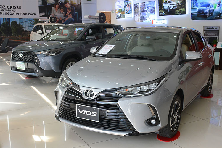 Hang loat xe oto tang gia 