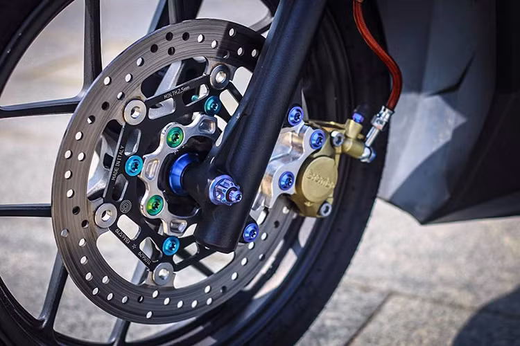 Để tăng thêm sự chú ý, chủ nhân chiếc xe tay ga này cũng đã trang bị cho nó nhiều phụ kiện nhpr như ốc, dây dầu, tem đấu... khiến xe bắt mắt hơn.