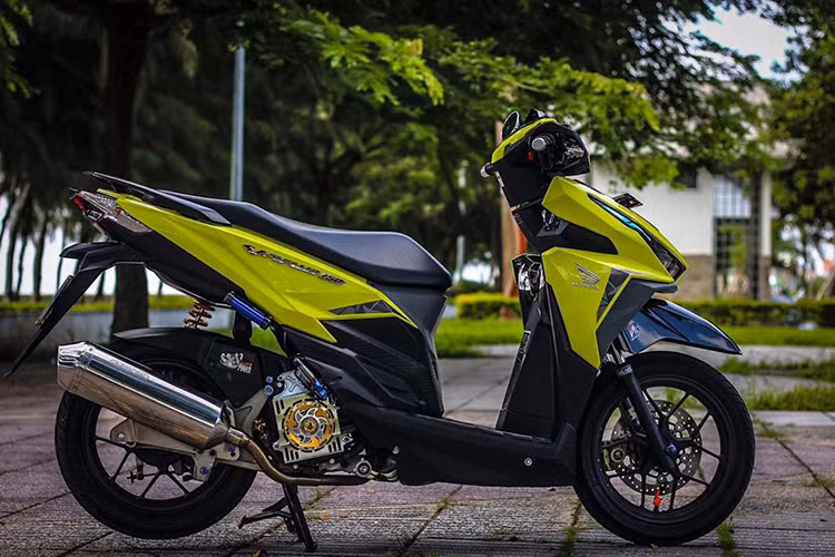 Không được phân phối chính hãng, nhưng mẫu xe ga Honda Vario 150 đến từ Indonesia đang được nhiều người chơi xe tại Việt Nam ưa chuộng. Với ngoại hình đầy phong cách và thể thao cùng động cơ đầy sức mạnh so với vóc dáng nhỏ gọn, Vario đã được nhiều chơi xe trong nước độ lại.