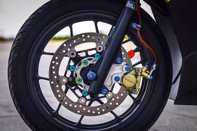 Ở bánh trước, bộ mâm 5 cánh kép nguyên bản của Vario được giữ lại, nhưng sử dụng lốp hàng hiệu mới bám đường hơn. Trong khi đó, hệ thống phanh được nâng cấp bằng dây dầu Morin cùng với heo Brembo 2 pis đối xứng và bắt vào phuộc bởi dàn ốc protin màu xanh bắt mắt.