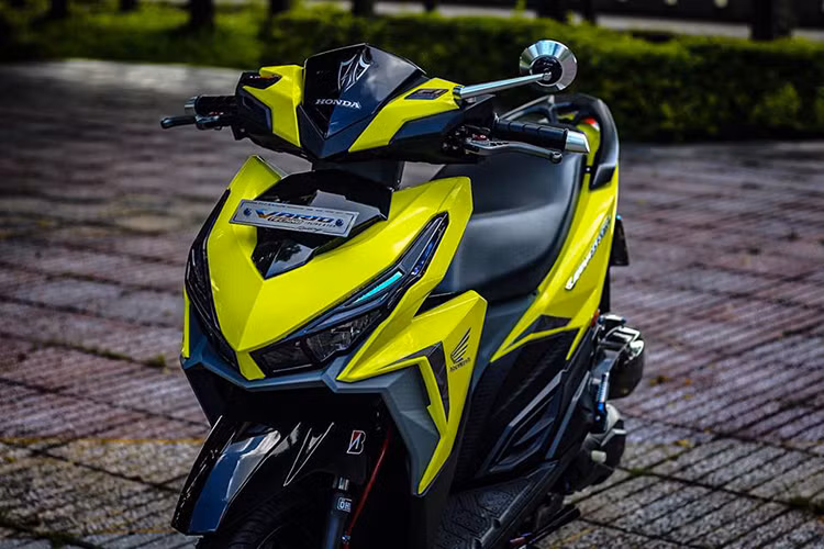 Chiếc Vario này đã được chủ xe giữ gần như nguyên bản ở dàn ngoài, chỉ thay đổi một số chi tiết trên xe bằng loạt đồ chơi hàng hiệu để khiến nó trở nên nổi bật và đem lại cảm giác điều khiển tốt hơn. Đặc biệt nhất, trên mẫu xe này chính là dàn áo mang màu vàng chanh Lemon đầy cá tính.