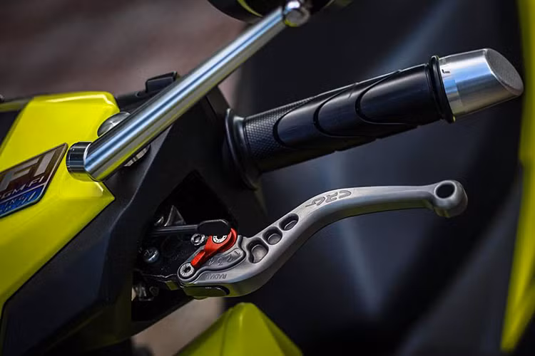 Phần đầu của chiếc xe được chủ nhân độ lại nhẹ nhàng với cặp tay thắng CRG 6 số giups xe linh hạt hơn, 2 phía tay lái trở nên góc cạnh hơn với gù xéo Rizoma , kính tròn CNC đến từ thương hiệu Rizoma, có thể thấy chủ xe đã chọn cho các món đồ chơi với 1 tông màu chính là bạc.