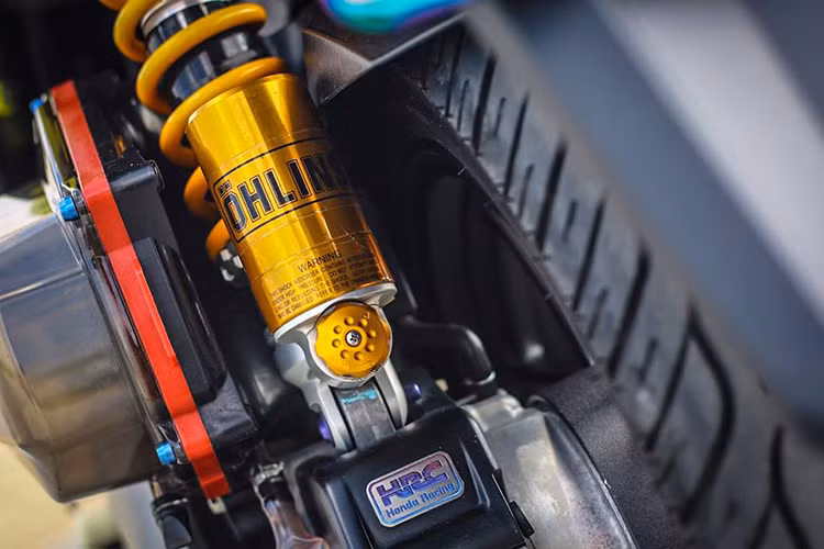 Ở phía sau, giảm xóc Ohlins bình dầu hàng hiệu giúp cho độ nhún êm ái hơn cũng như tăng độ sang trọng cho xe với món đồ chơi đắt tiền này.