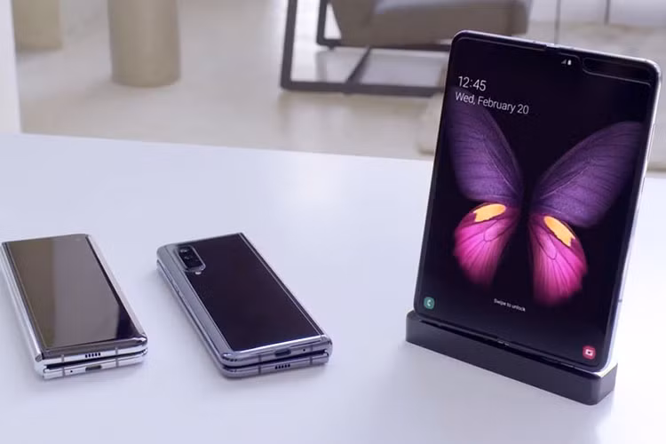 Sau các tin đồn về việc mẫu điện thoại Samsung Galaxy Fold bị hoãn tới tháng 7, mới đây các thông báo mới chính thức từ Samsung đã cho thấy chiếc smartphone màn hình gập này sẽ tiếp tục bị hoãn, có thể cho tới khi chiếc Galaxy Note 10 được ra mắt chính thức vào tháng 8/2019.