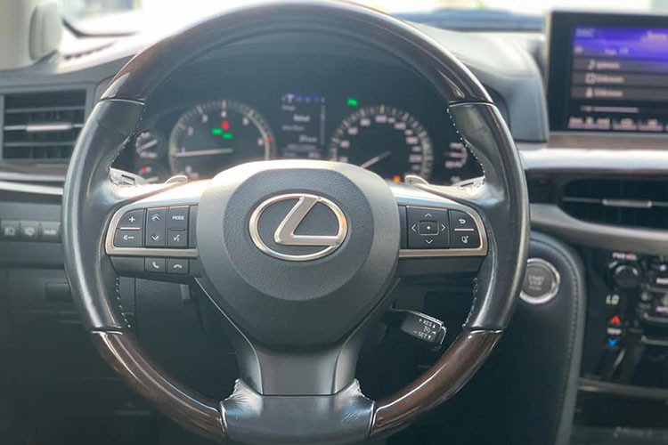 Vô lăng 3 chấu trên xe được bọc da, đi kèm tính năng nhớ vị trí. Đằng sau vô lăng là cụm đồng hồ Analog loại Optitron cao cấp tốc độ cao với những chi tiết mạ bạc, đi kèm với màn hình trung tâm 4,2 inch. Chính giữa bảng taplo là màn hình 12,3 inch mới với thiết kế sắc cạnh đa chức năng.