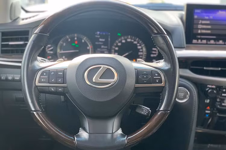 Vô lăng 3 chấu trên xe được bọc da, đi kèm tính năng nhớ vị trí. Đằng sau vô lăng là cụm đồng hồ Analog loại Optitron cao cấp tốc độ cao với những chi tiết mạ bạc, đi kèm với màn hình trung tâm 4,2 inch. Chính giữa bảng taplo là màn hình 12,3 inch mới với thiết kế sắc cạnh đa chức năng.