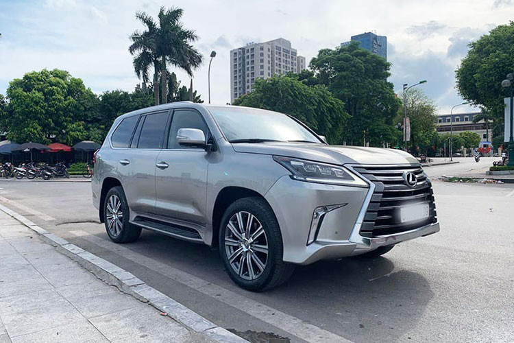 Phiên bản của mẫu xe sang Lexus LX570 2016 được nâng cấp của thế hệ LX trước đó, xe vốn đã được bán từ năm 2017 và liên tục được cải tiến từ đó tới nay. Mới đây, một chiếc LX570 2016 được chủ nhân đưa lên sàn xe cũ với mức giá hơn 7 tỷ đồng sau hơn 2 năm sử dụng và con số lăn bánh được ấn định ở mức 28.000km.