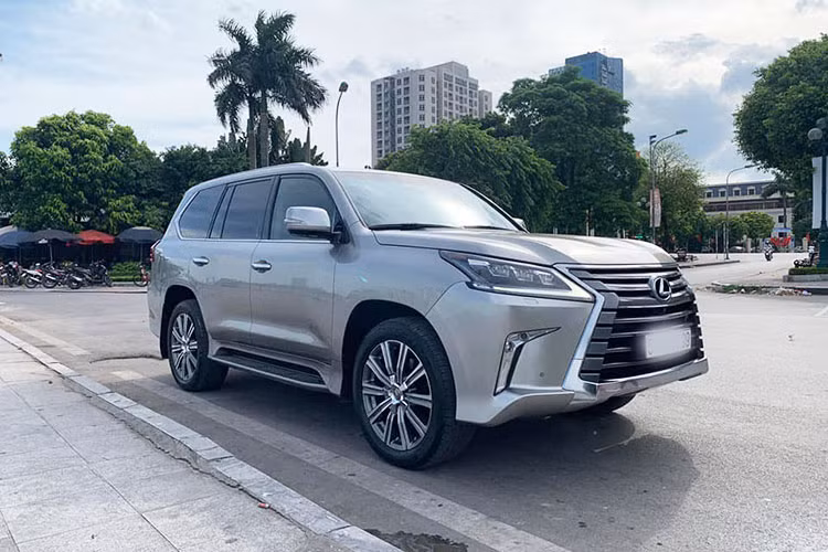 Phiên bản của mẫu xe sang Lexus LX570 2016 được nâng cấp của thế hệ LX trước đó, xe vốn đã được bán từ năm 2017 và liên tục được cải tiến từ đó tới nay. Mới đây, một chiếc LX570 2016 được chủ nhân đưa lên sàn xe cũ với mức giá hơn 7 tỷ đồng sau hơn 2 năm sử dụng và con số lăn bánh được ấn định ở mức 28.000km.