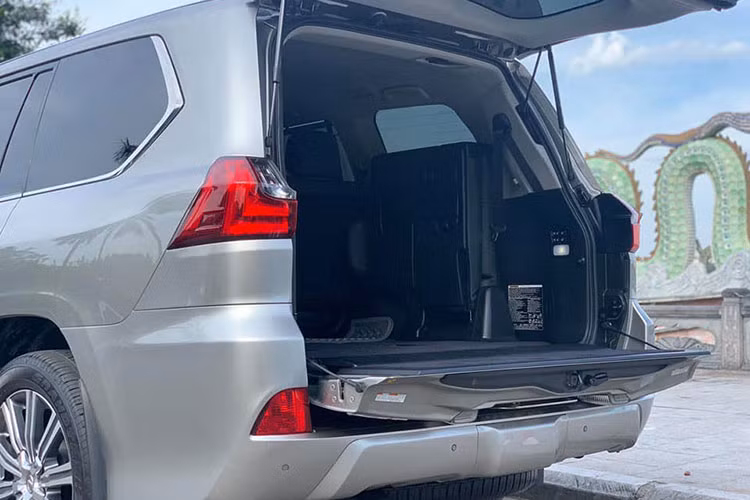 Lexus trang bị trên LX570 mới hệ thống theo dõi cảnh báo áp suất lốp (TPMS), hệ thống cảnh báo điểm mù (BSM) sử dụng sóng ra-đa và chức năng cảnh báo điểm mù khi lùi (Rear Cross Traffic Alert) phát hiện và thông báo khi phương tiện khác tiến đến vùng không gian xe sẽ lùi...