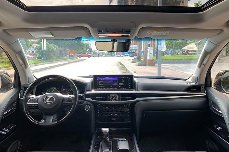 Bên trong cabin, ngoài nội thất da cao cấp - bảng điều khiển trung tâm bố trí lại với các nút điều khiển liên quan tới chức năng lái bao gồm: lựa chọn chế độ lái, chức năng hỗ trợ vượt địa hình và tính năng kiểm soát ổn định thân xe được chia thành một khu vực điều khiển riêng, tách biệt.