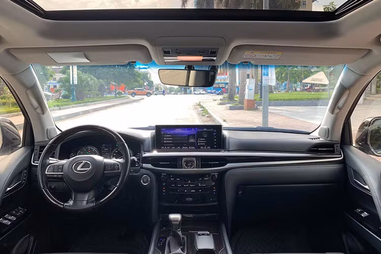 Bên trong cabin, ngoài nội thất da cao cấp - bảng điều khiển trung tâm bố trí lại với các nút điều khiển liên quan tới chức năng lái bao gồm: lựa chọn chế độ lái, chức năng hỗ trợ vượt địa hình và tính năng kiểm soát ổn định thân xe được chia thành một khu vực điều khiển riêng, tách biệt.