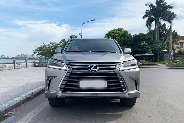 Hai bên thân xe, ô cửa kính sau của Lexus LX570 2016 có hình dáng khác so vớin phiên bản trước đó, đi cùng với mâm 10 cánh bắt mắt hơn. Trong khi đó, đuôi xe có cản sau mở rộng và những đường dập nổi xuyên suốt từ logo Lexus tới cụm đèn hậu LED hình chữ L mạ chrome 