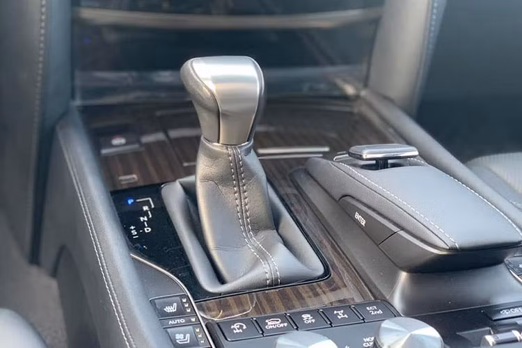 Không gian nội thất của xe với đồng hồ Analog GPS tự động hoàn toàn mới, màn hình hiển thị thông tin màu lên kính chắn gió HUD, đèn LED cảm ứng trần xe, chức năng sạc không dây cho điện thoại và hộp làm mát ở trung tâm ngăn chứa đồ hàng ghế trước... hàng ghế sau tích hợp màn hình giải trí độ phân giải cao cỡ 11,6 inch.