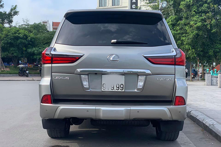 Ngoài ra trên mẫu xe hạng sang này, nó còn được thương hiệu xe sang đình đám Lexus trang bị gương chiếu hậu chống chói, sấy và tự động cụp khi lùi xe được tích hợp đèn báo rẽ LED, camera, đèn soi chân LED, chức năng nhớ vị trí và hiển thị chức năng cảnh báo điểm mù BSM.