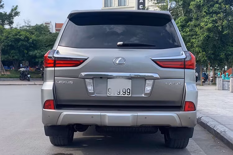 Ngoài ra trên mẫu xe hạng sang này, nó còn được thương hiệu xe sang đình đám Lexus trang bị gương chiếu hậu chống chói, sấy và tự động cụp khi lùi xe được tích hợp đèn báo rẽ LED, camera, đèn soi chân LED, chức năng nhớ vị trí và hiển thị chức năng cảnh báo điểm mù BSM.