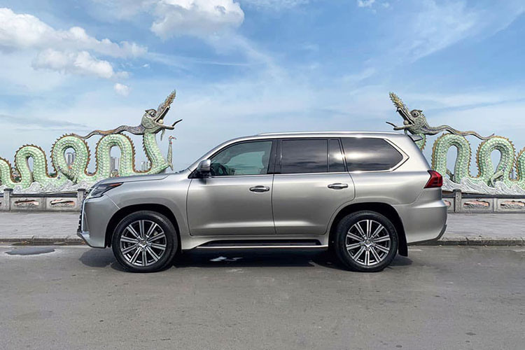 Về thiết kế ngoại thất, Lexus LX570 2016 cũ được thiết kế ấn tượng với dọc thân xe là những đường gân nổi táo bạo hơn, giá nóc thể thao được gắn trực tiếp trên nóc xe. Cụm đèn pha 3 bóng LED hình chữ L đi kèm đèn ban ngày LED hình chữ L, lưới tản nhiệt hình con suốt và đèn báo rẽ dạng tia theo ngôn ngữ thiết kế mới của Lexus.