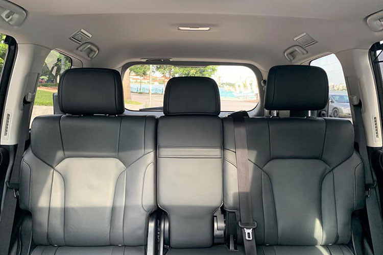 Xe cũng được tích hợp hệ thống đèn LED chiếu sáng khu vực để chân và mở cửa tự động khi chạm vào tay nắm. Hệ thống giải trí ngoài đa dạng kết nối với các thiết bị còn sở hữu âm thanh vòm 19 loa Mark Levinson 3 chiều, tích hợp với tính năng Bluetooth và AV trên điện thoại di động...